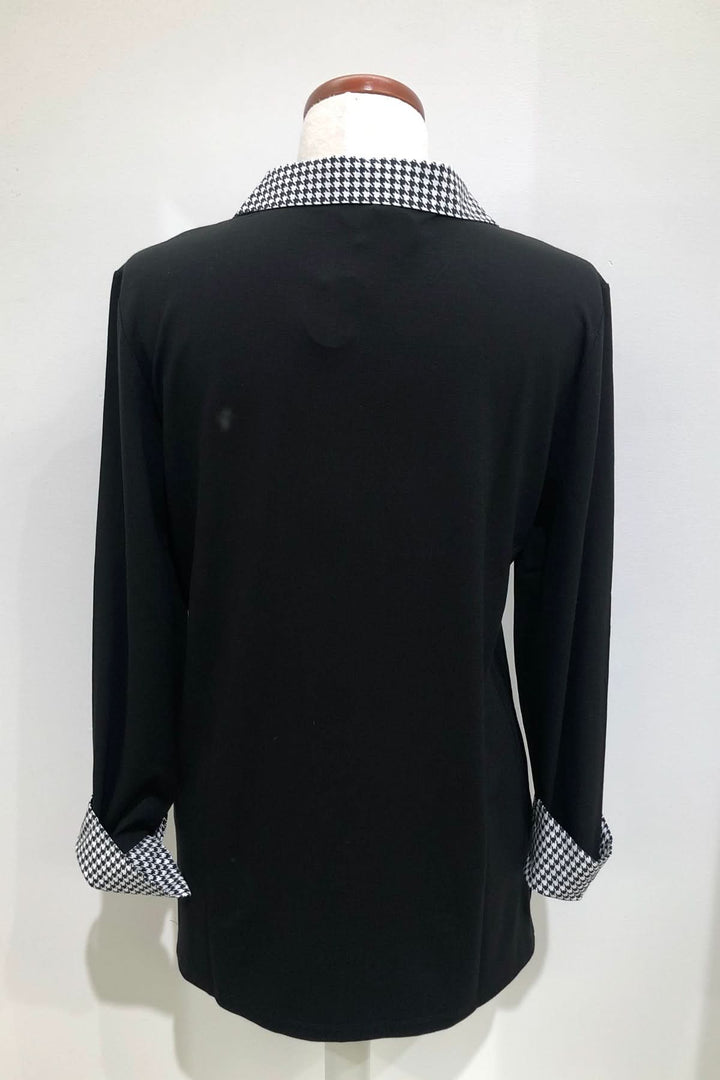 Tunique col chemisier noire avec poignets à revers en tissu pied-de-poule vue de dos.