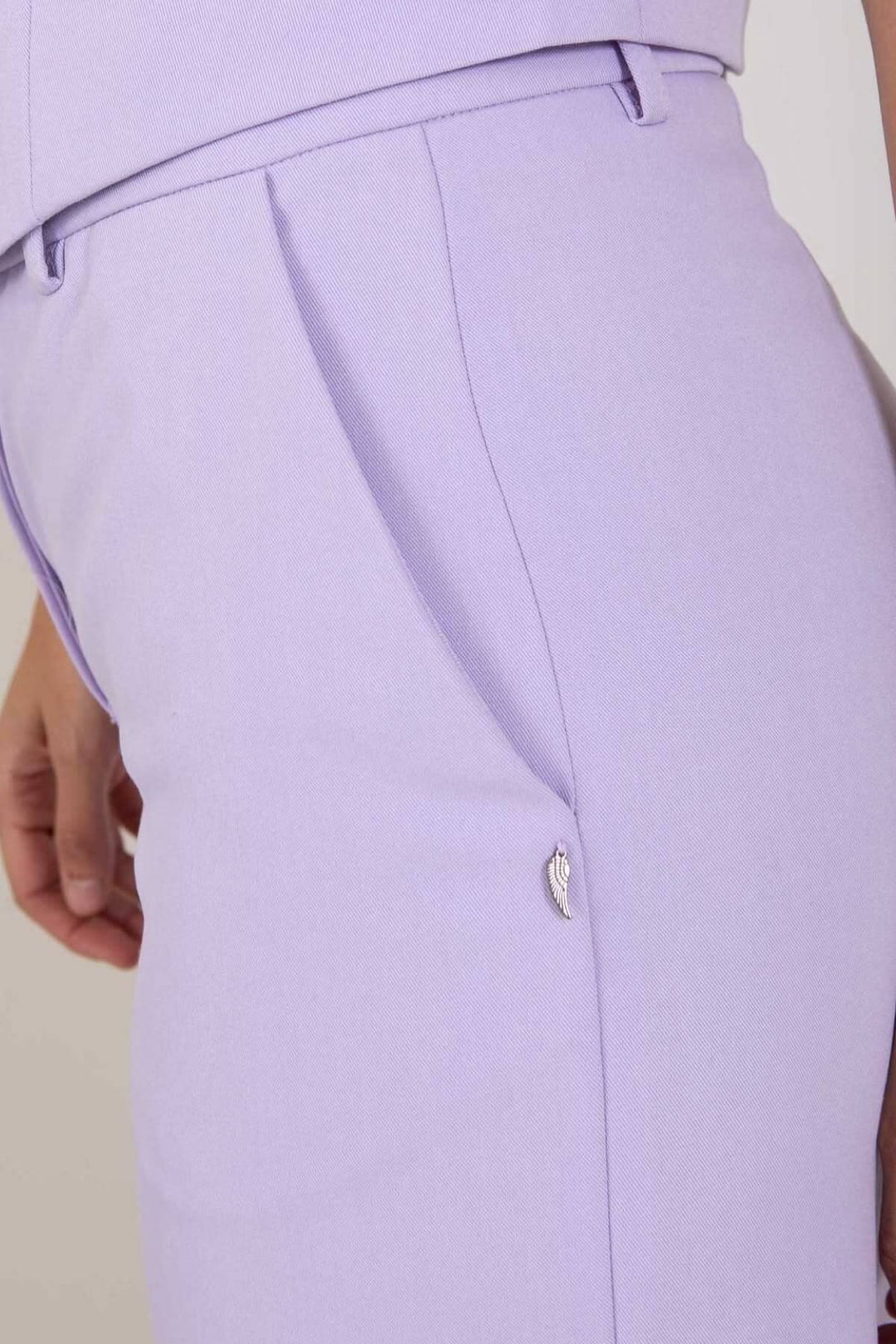 Pantalon à jambes larges lilas, chic et décontracté, avec détails de poches et fermeture élégante.