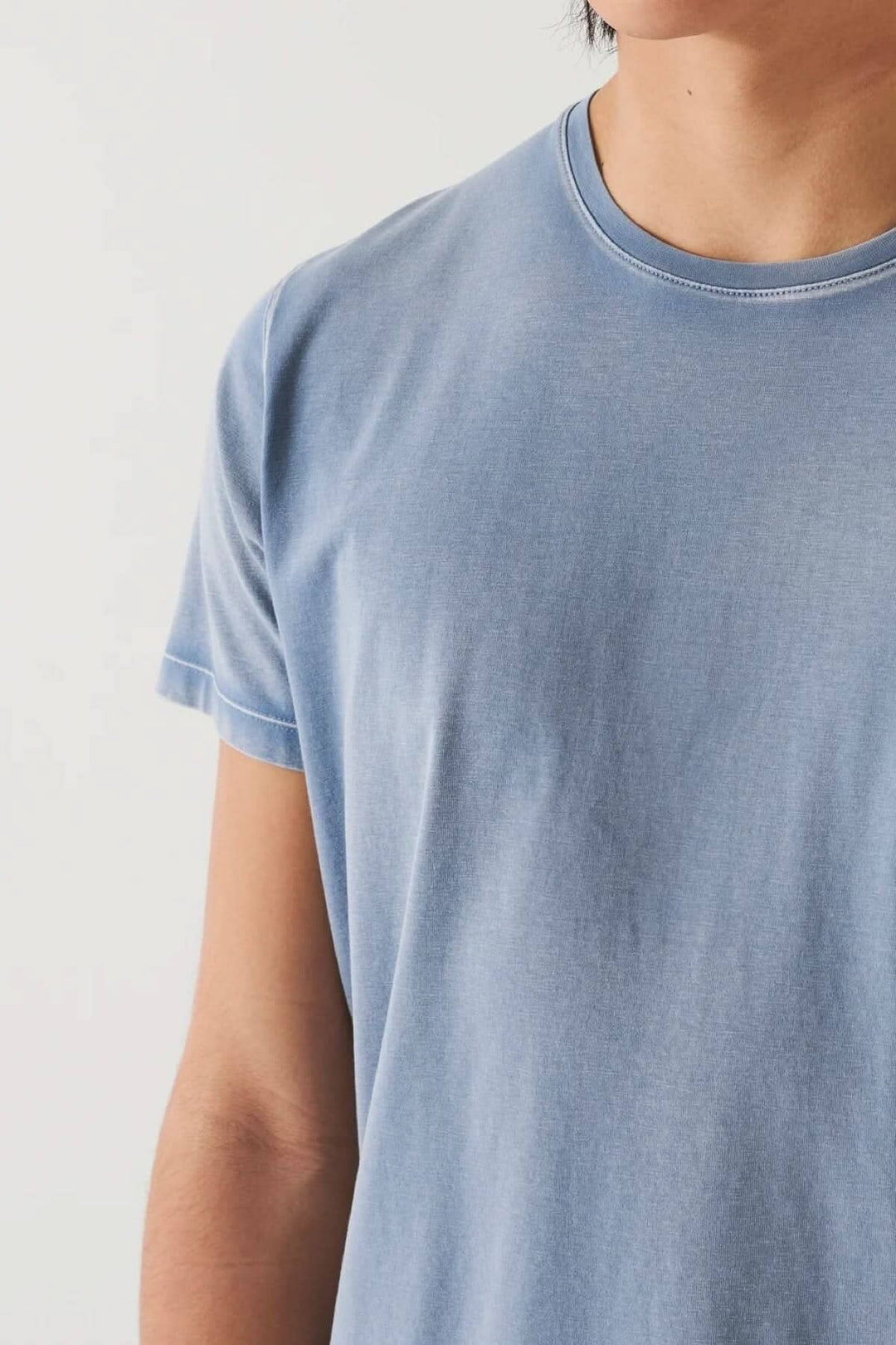 T-shirt vintage bleu à manches courtes en coton pima, aspect délavé, style décontracté.