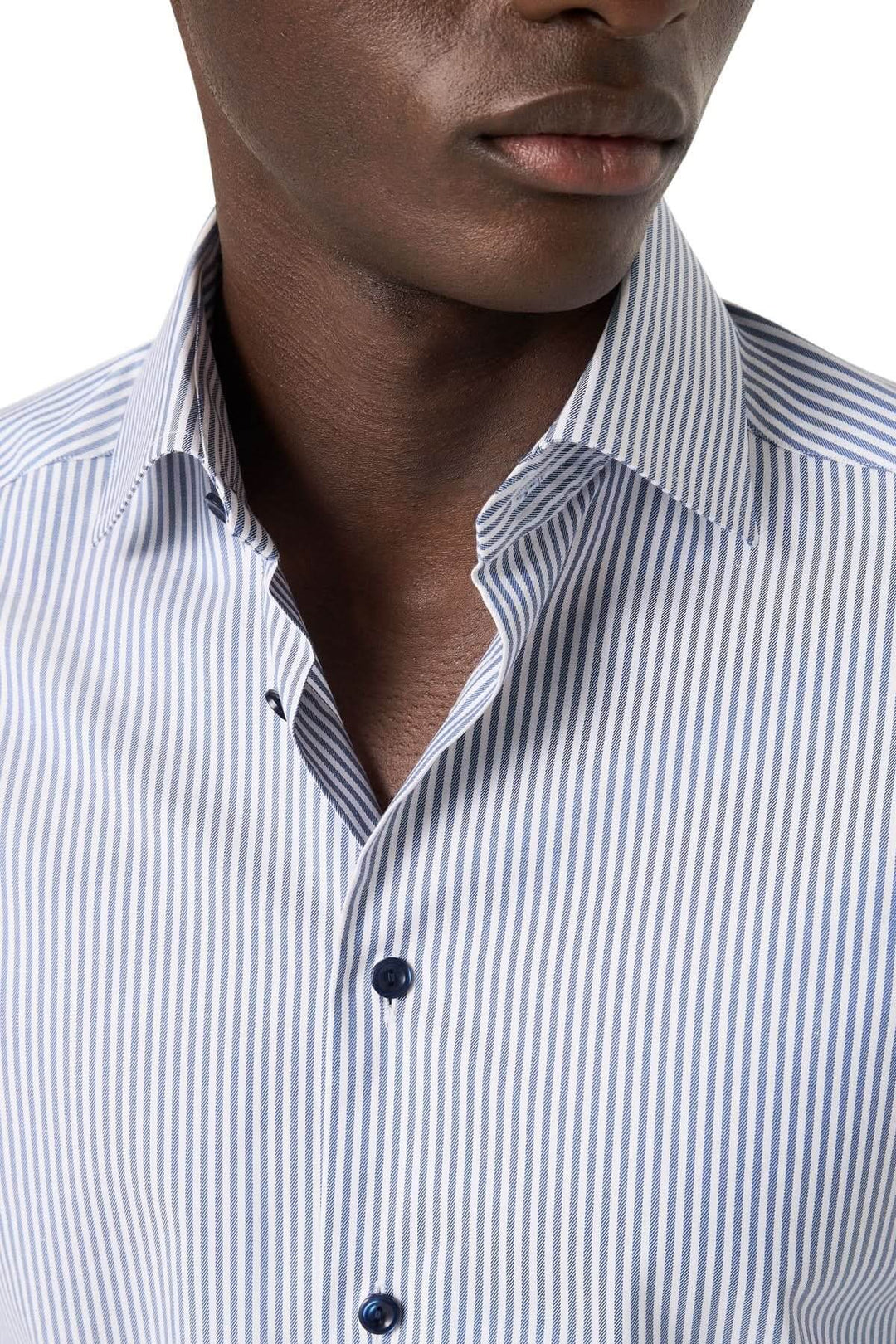 Chemise lignée élégante et intemporelle avec col cutaway et rayures bleu marine sur fond clair, pour une allure sophistiquée.