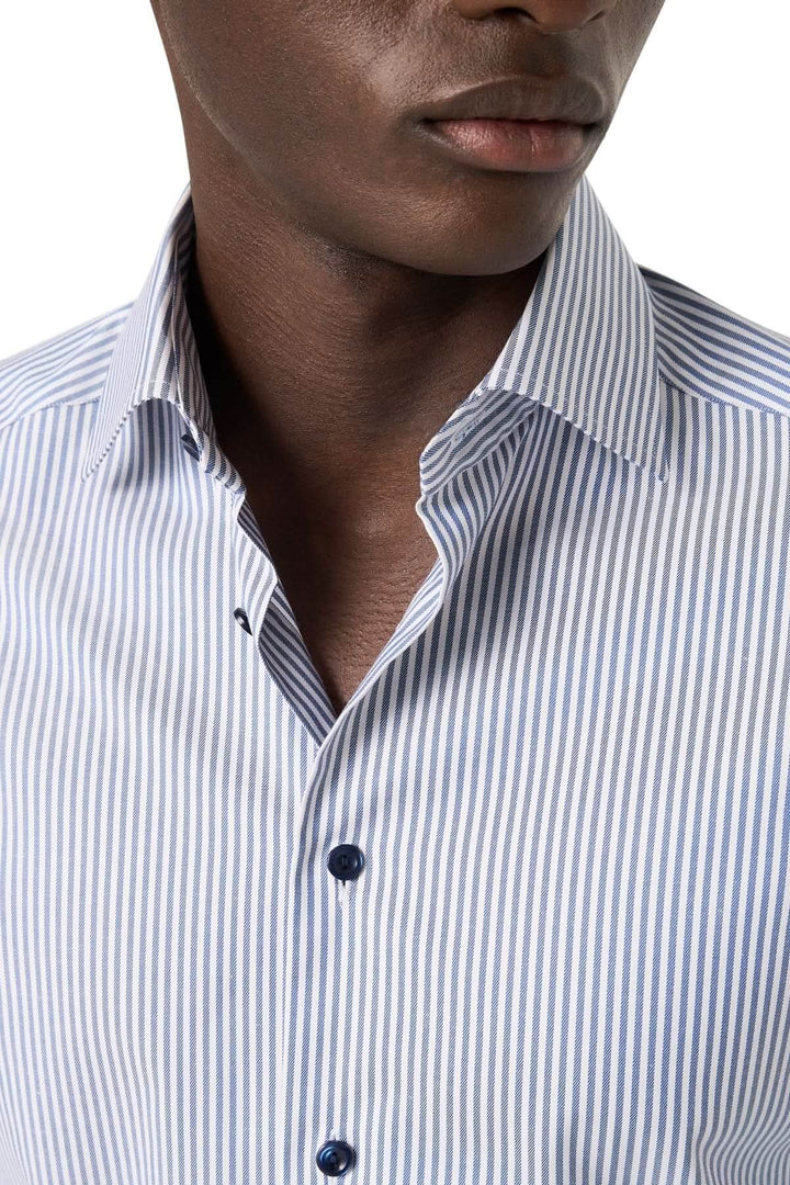 Chemise lignée élégante et intemporelle avec col cutaway et rayures bleu marine sur fond clair, pour une allure sophistiquée.