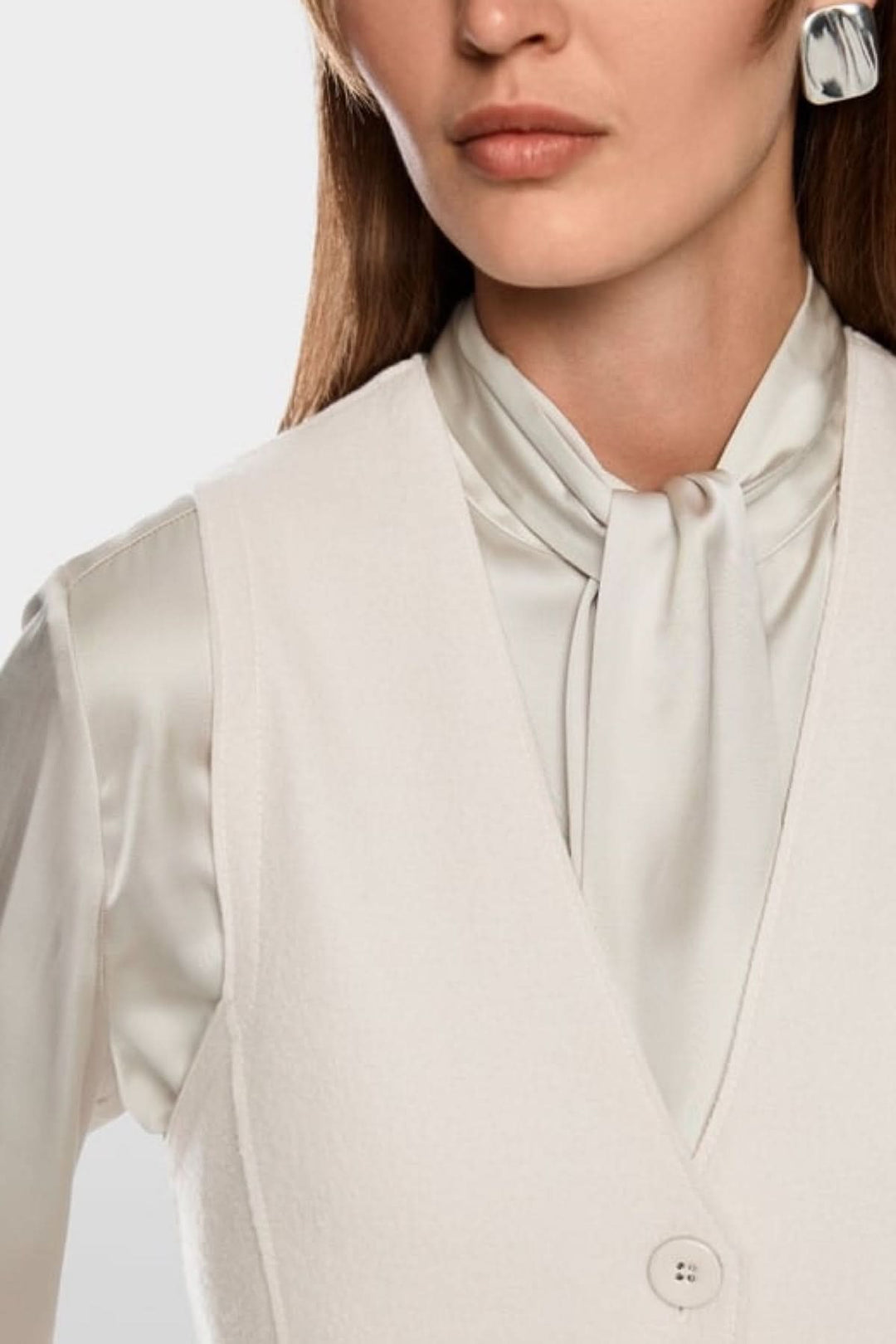 Femme portant une Robe en laine bouillie sans manches, imprimé urbain artistique et patte de boutonnage, tricotée en Allemagne.