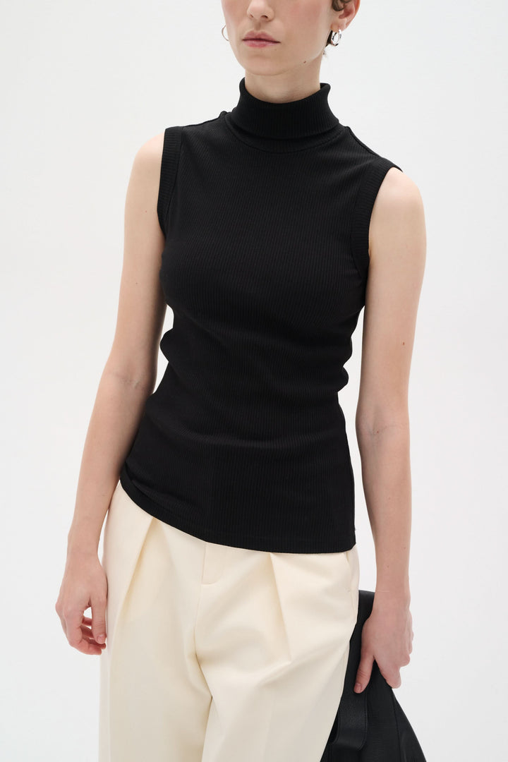 Camisole Dagna noire sans manches à col montant, coupe ajustée en jersey côtelé, élégante et confortable.