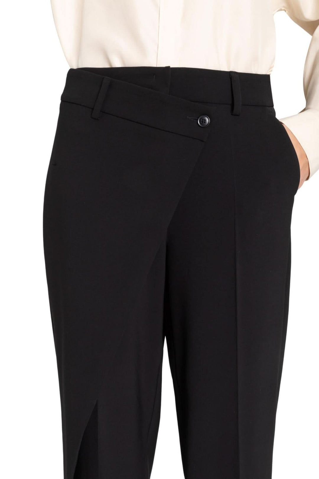 Pantalon Anais à jambe large avec taille wrap avant, offrant une silhouette moderne et fluide.