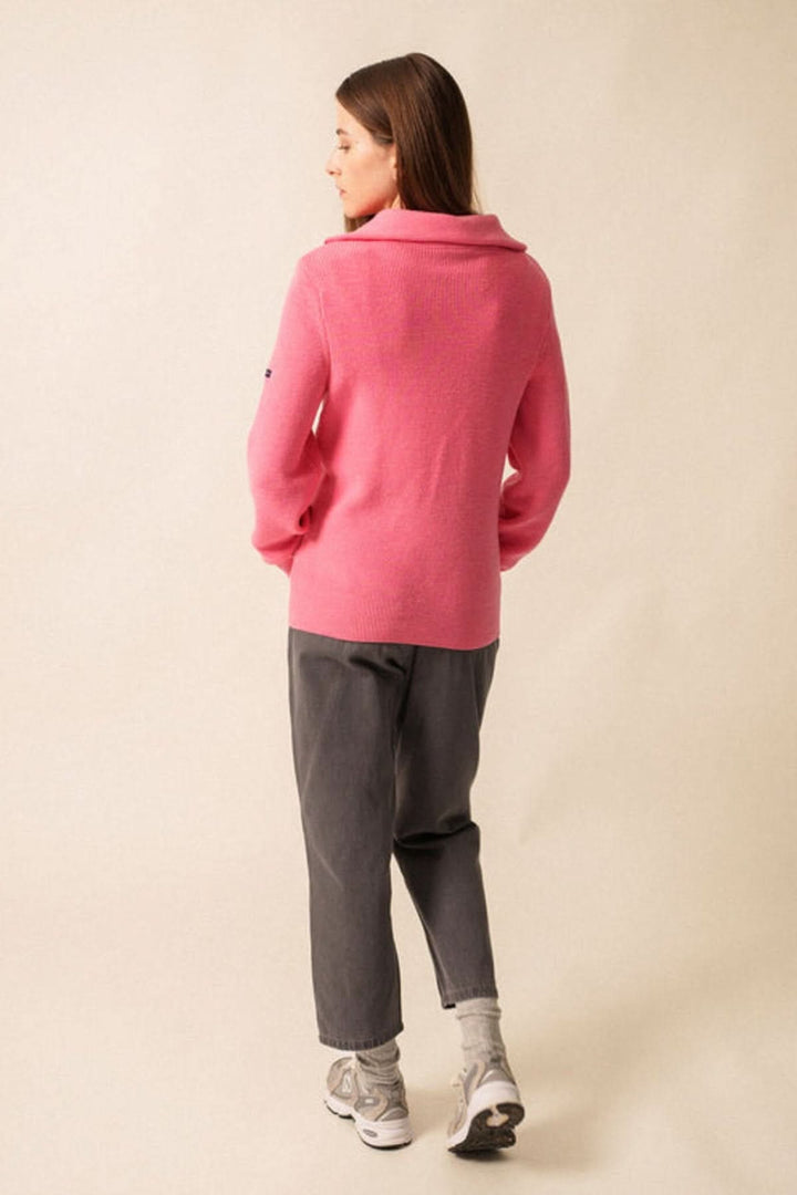 Femme portant un Tricot col montant SALLANCHES rose, design artisanal de haute qualité, manches et corps détaillés, fabriqué en France.