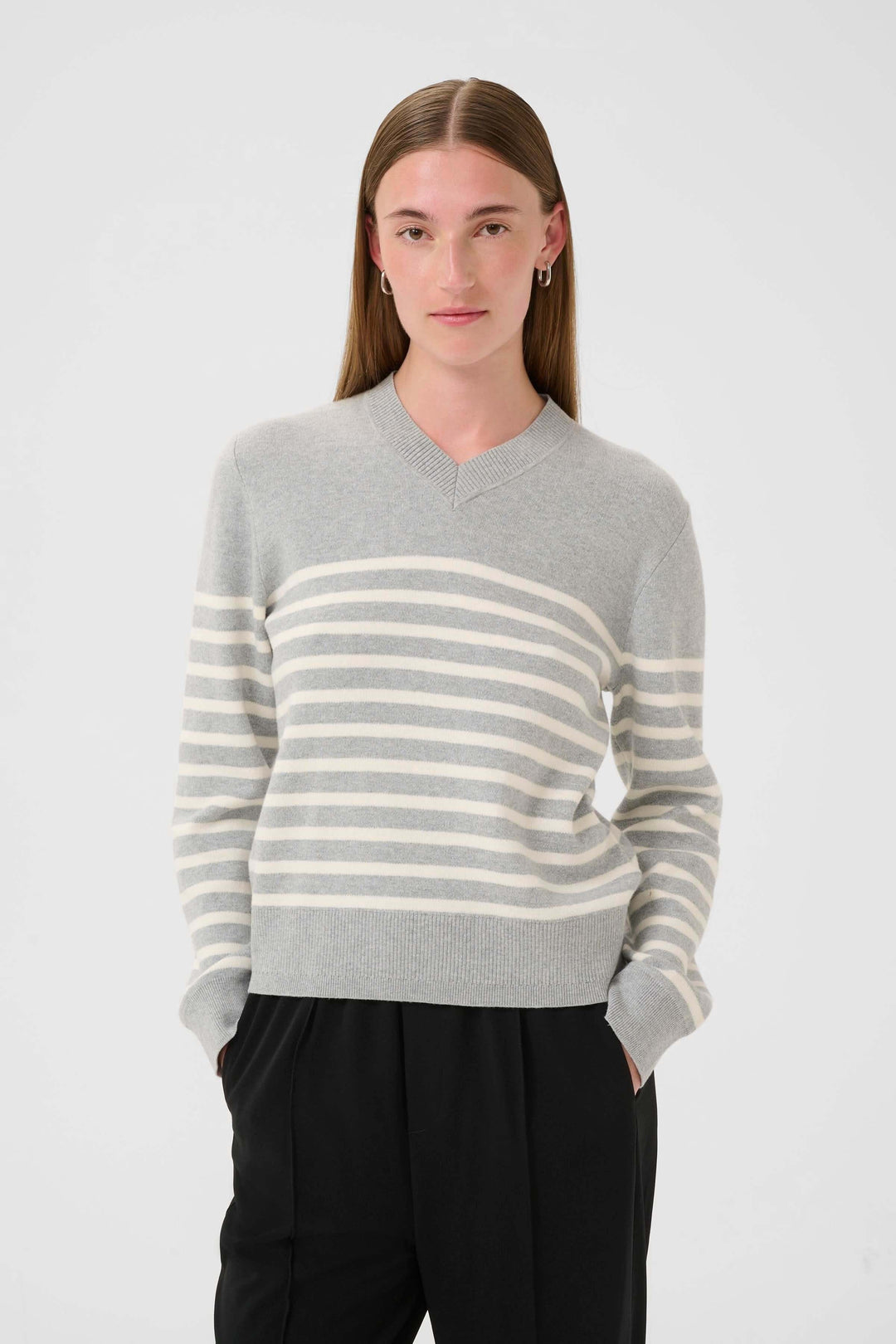 Chandail Wallis rayé à encolure en V, coupe droite, maille fine douce, look moderne et chic.