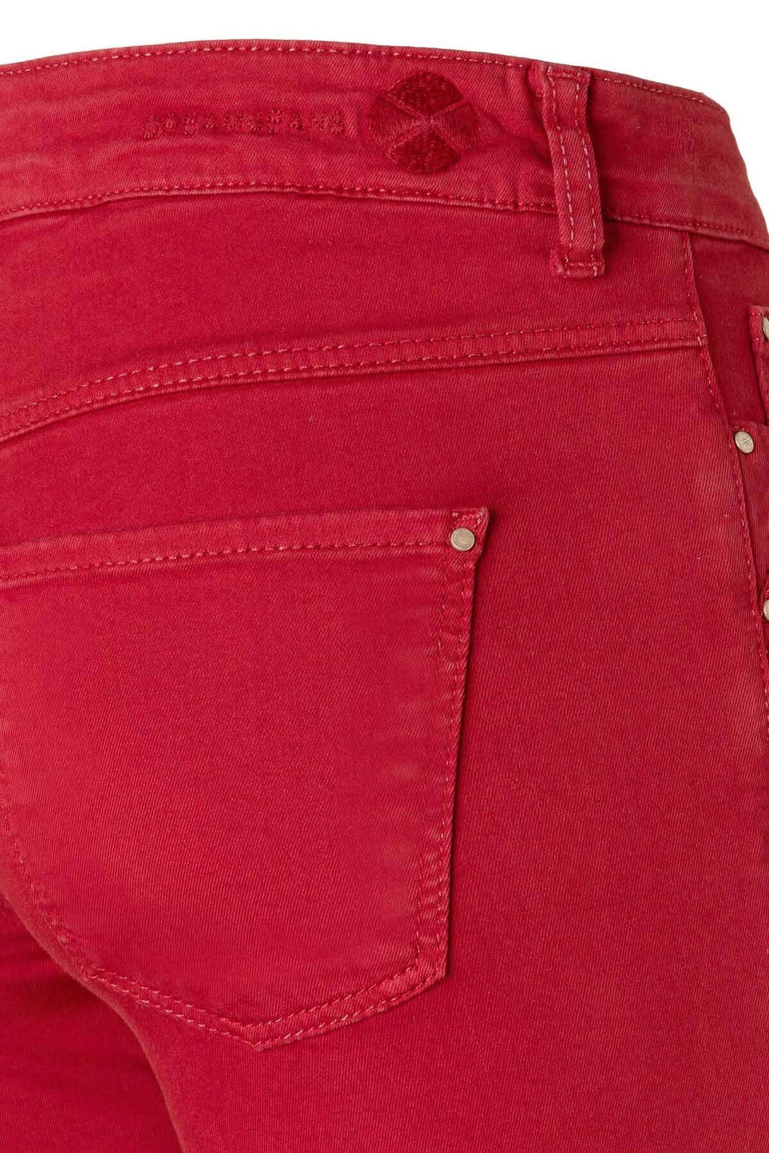 Jean DREAM rouge à coupe droite, silhouette féminine et détails en denim, parfait pour toutes les occasions.