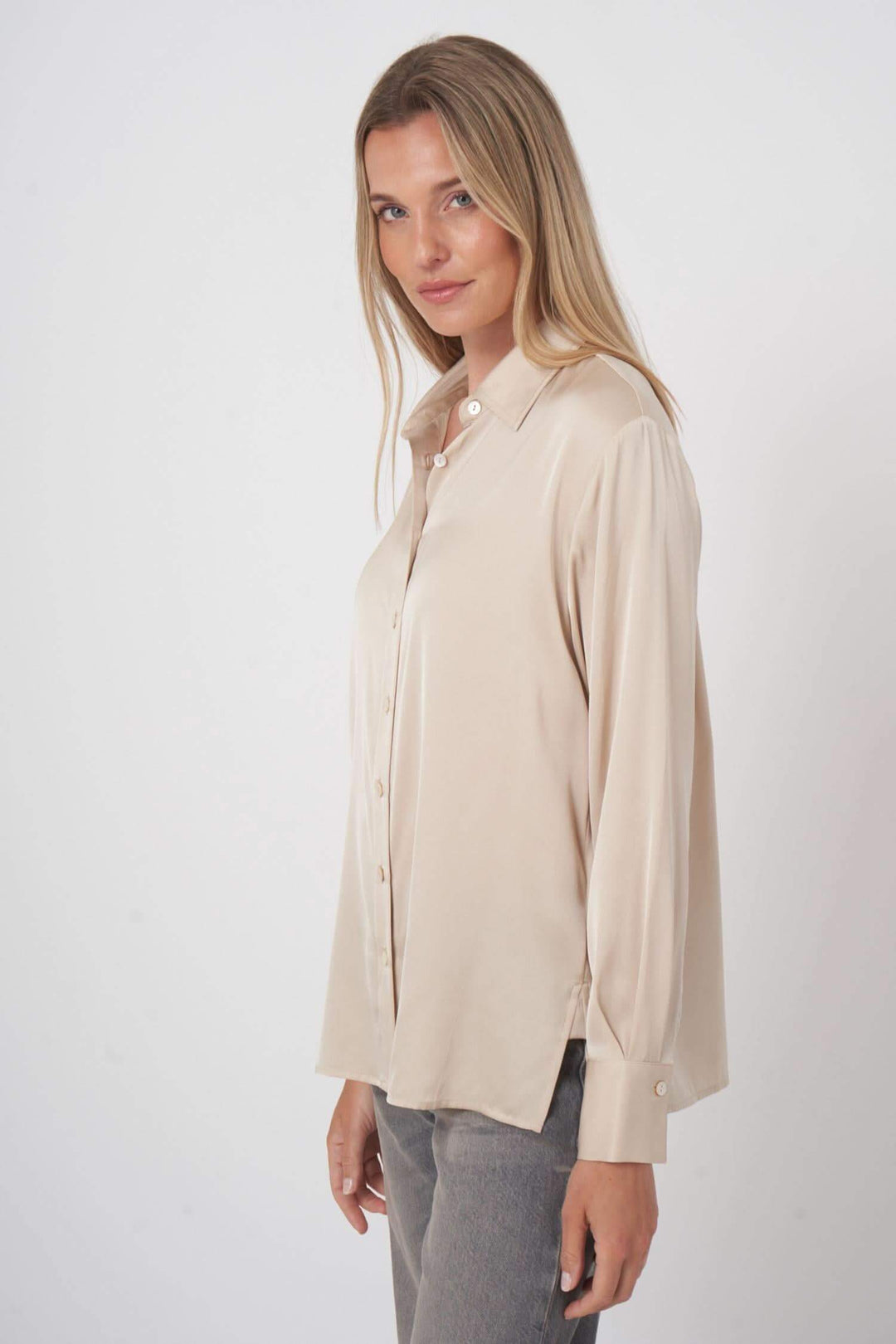 Chemise en soie beige fluide avec coupe droite, parfaite pour un look élégant et confortable.