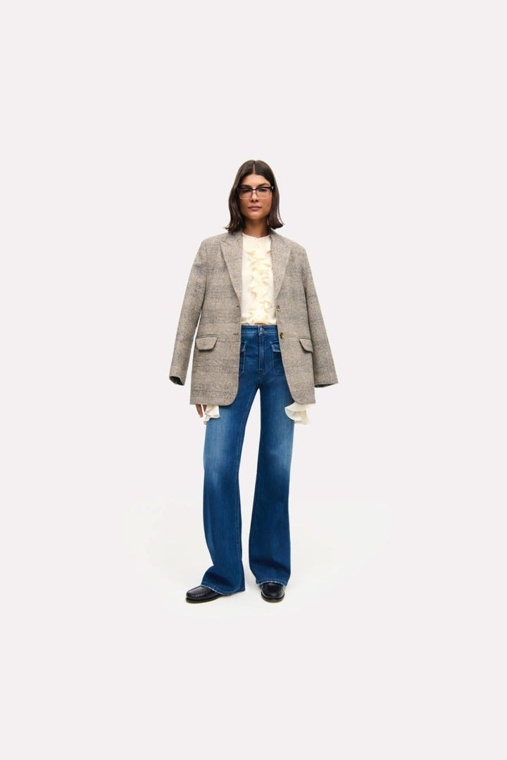 Femme portant le jean Aimee « Patched Pocket » avec blazer, style moderne et élégant.