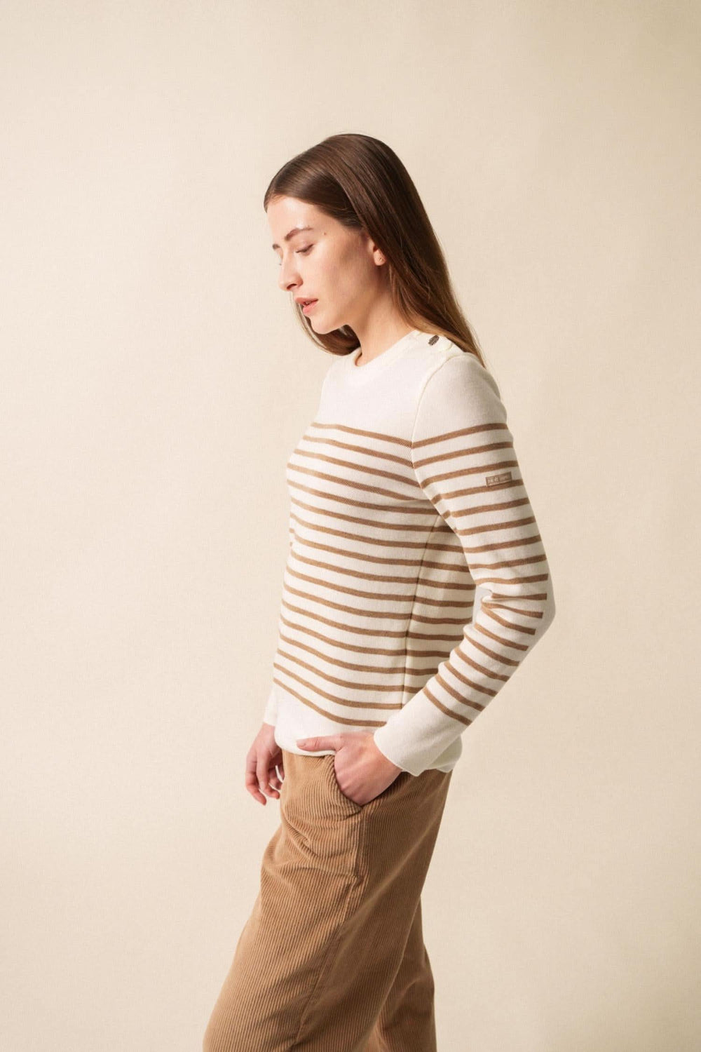 Chandail marinière rayé en laine douce avec boutons à l'épaule, porté avec élégance.