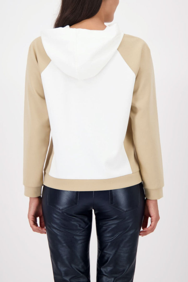Sweat colorblock à capuche blanc et beige vu de dos, manches beige, style chic urbain.