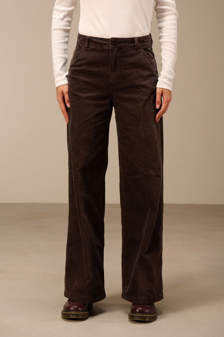 Pantalon en velours côtelé coupe droite brun porté par un mannequin debout. Idéal pour un style quotidien confortable et authentique.