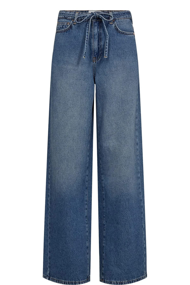 Front view of Numph women&