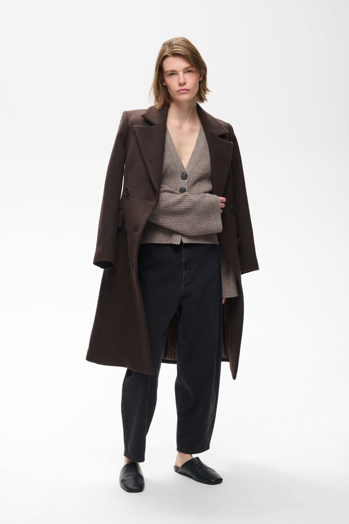 Vue de côté Jean barrrel Harfina Inwear pour femme noir avec détails déchirés - Valérie Simon
