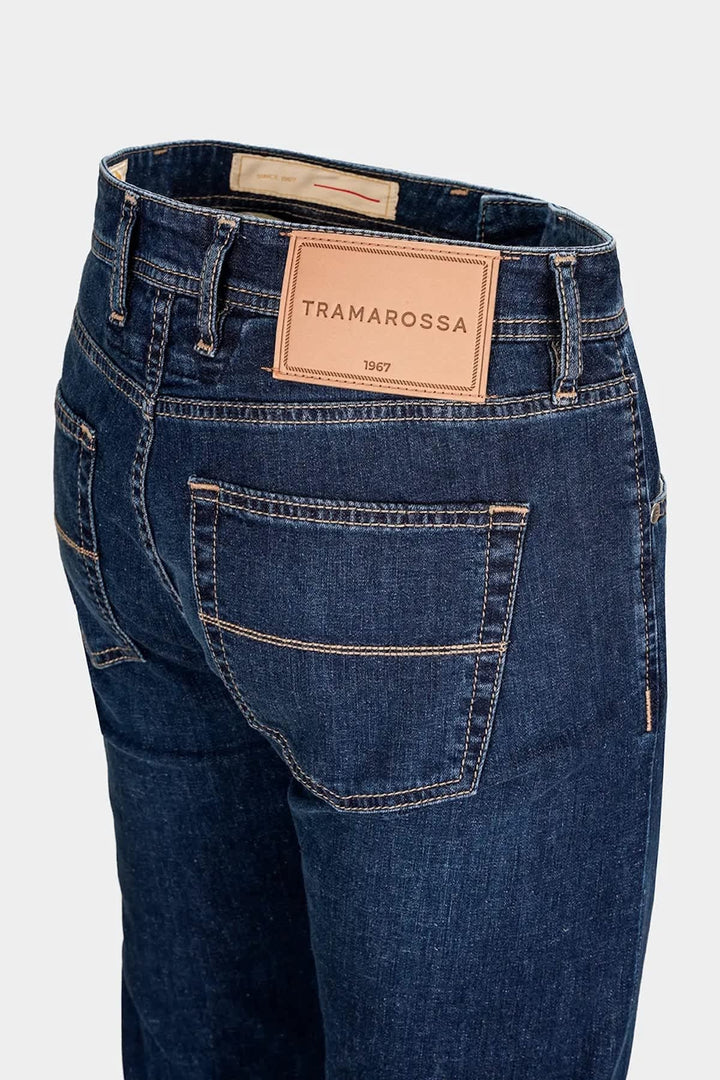 Vue latérale jean Tramarossa cinq poches noir pour homme avec logo - Valérie Simon