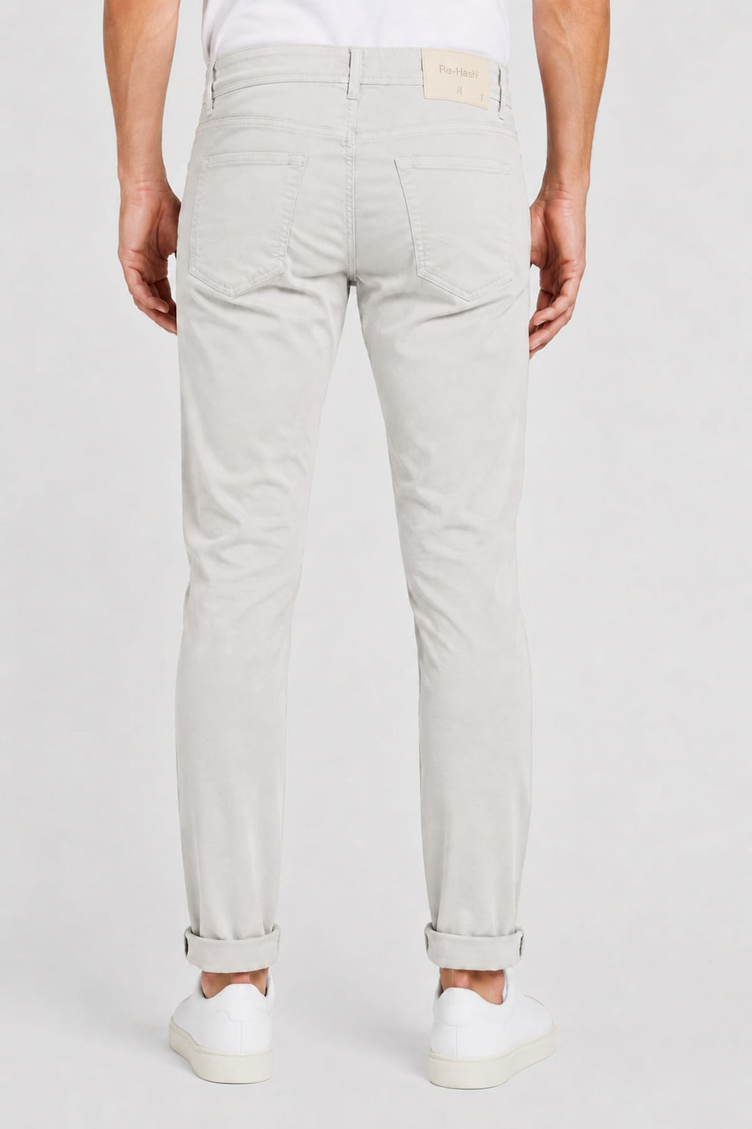 Vue arrière jean extensible REHASH pour homme gris avec étiquette marque - Valérie Simon