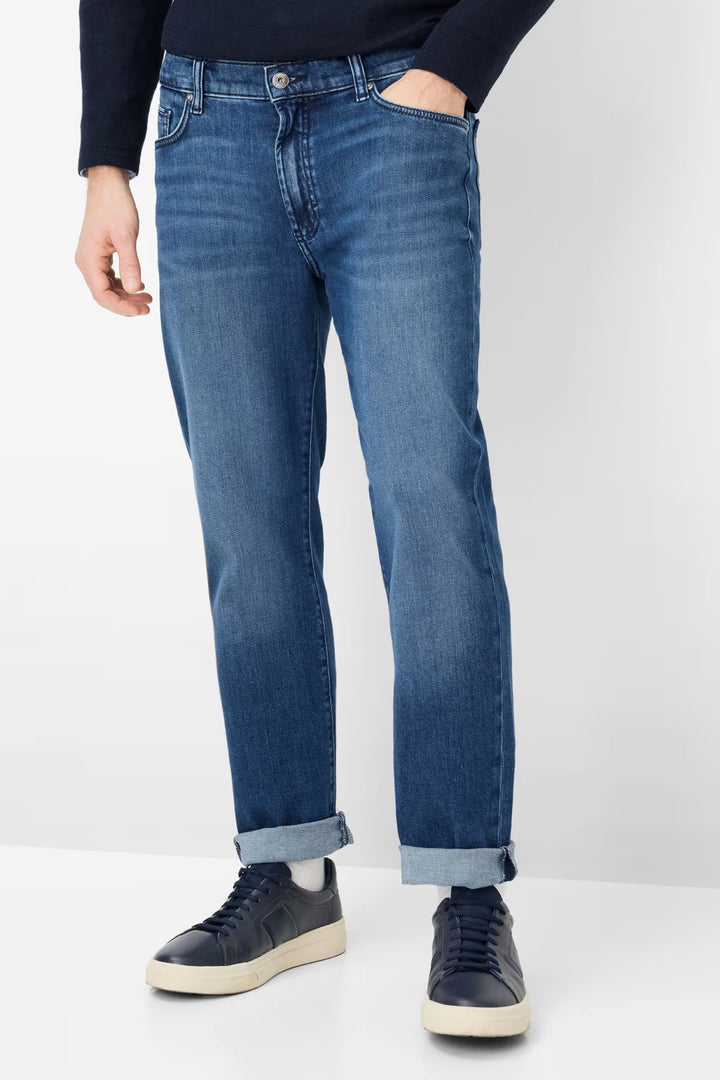 Vue de côté jean Brax pour homme bleu délavé avec coutures apparentes - Valérie Simon