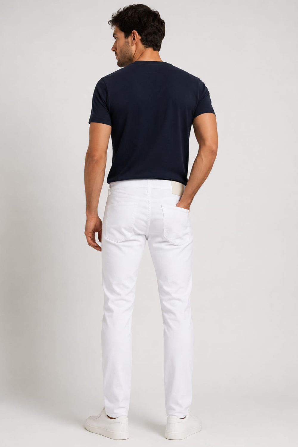 Vue latérale jean moderne Brax pour homme gris foncé boutons distinctifs - Valérie Simon