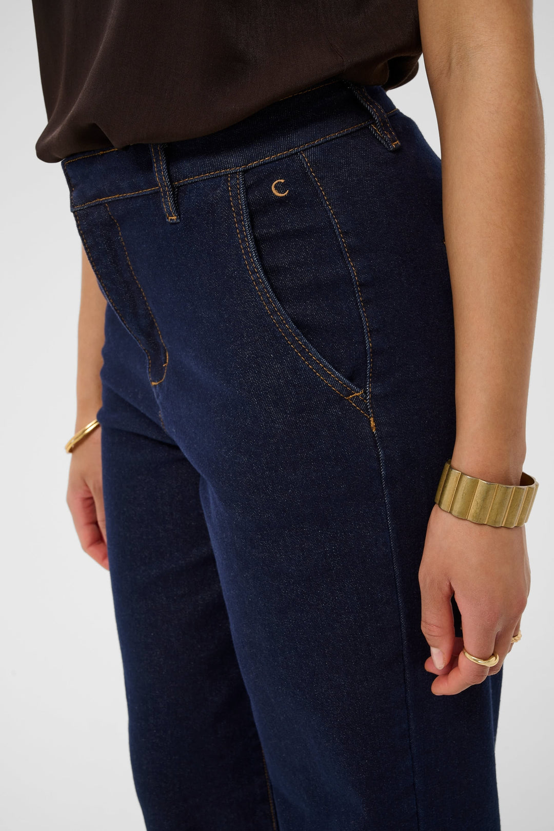 Rear view of straight-leg jeans Cream for women in raw denim with contrast stitching - Valérie Simon
