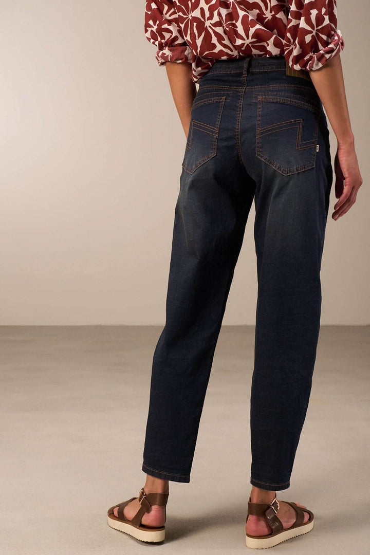 Jean à coupe décontractée, denim foncé, revers aux chevilles, vue arrière, style moderne et confort optimal.