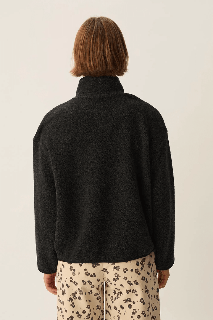 Vue arrière de la Veste Zlavina boutonnée en laine bouclée, col montant structuré, confectionnée pour la mi-saison et l'hiver.