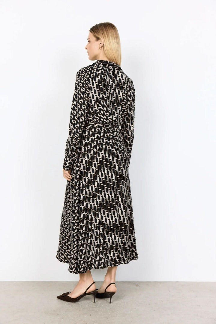 Robe chemisier fluide avec imprimé graphique rétro, ceinture à nouer, coupe midi élégante.