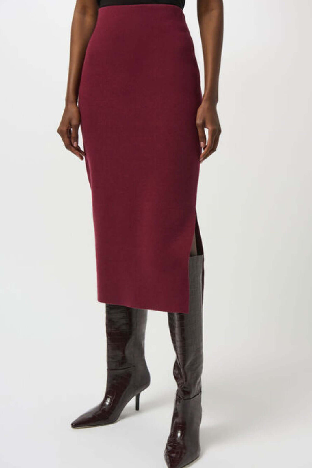 Jupe crayon en tricot bordeaux, taille haute et fente, idéale pour un look professionnel ou une soirée chic.