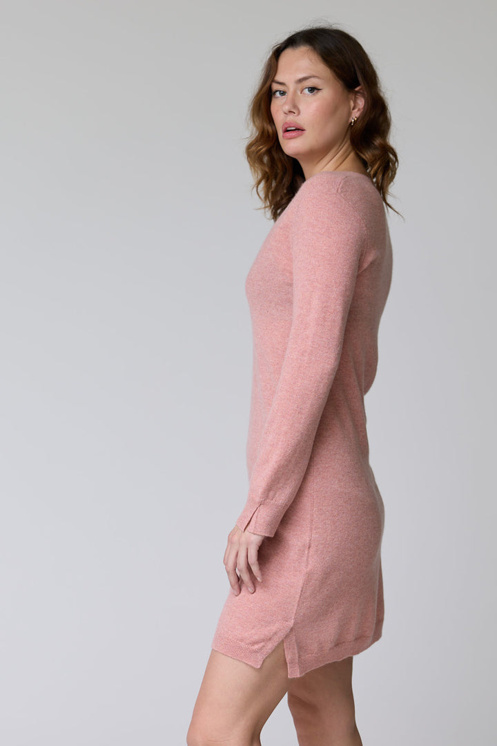 Robe Bonnie en tricot à col en V rose, manches longues, coupe droite féminine et élégante, vue de profil, porter avec bottes ou plats.