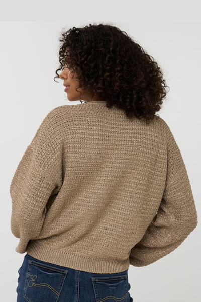 Chandail gaufré beige à texture souple, vue arrière d'une femme avec cheveux bouclés, parfait pour un look décontracté.