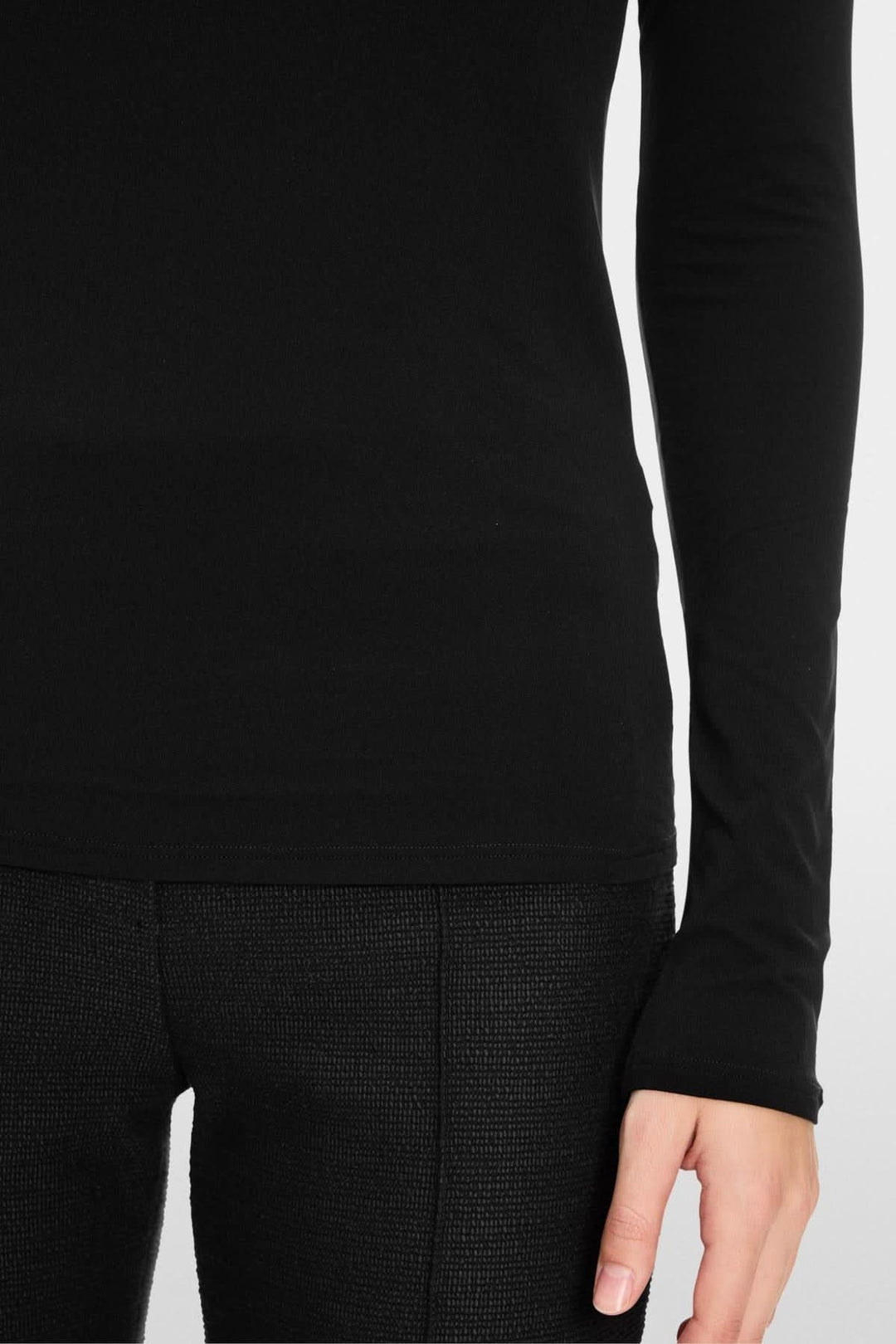 Chandail col roulé mince en noir, avec coupe légèrement cintrée et tissu doux extensible pour un confort optimal.
