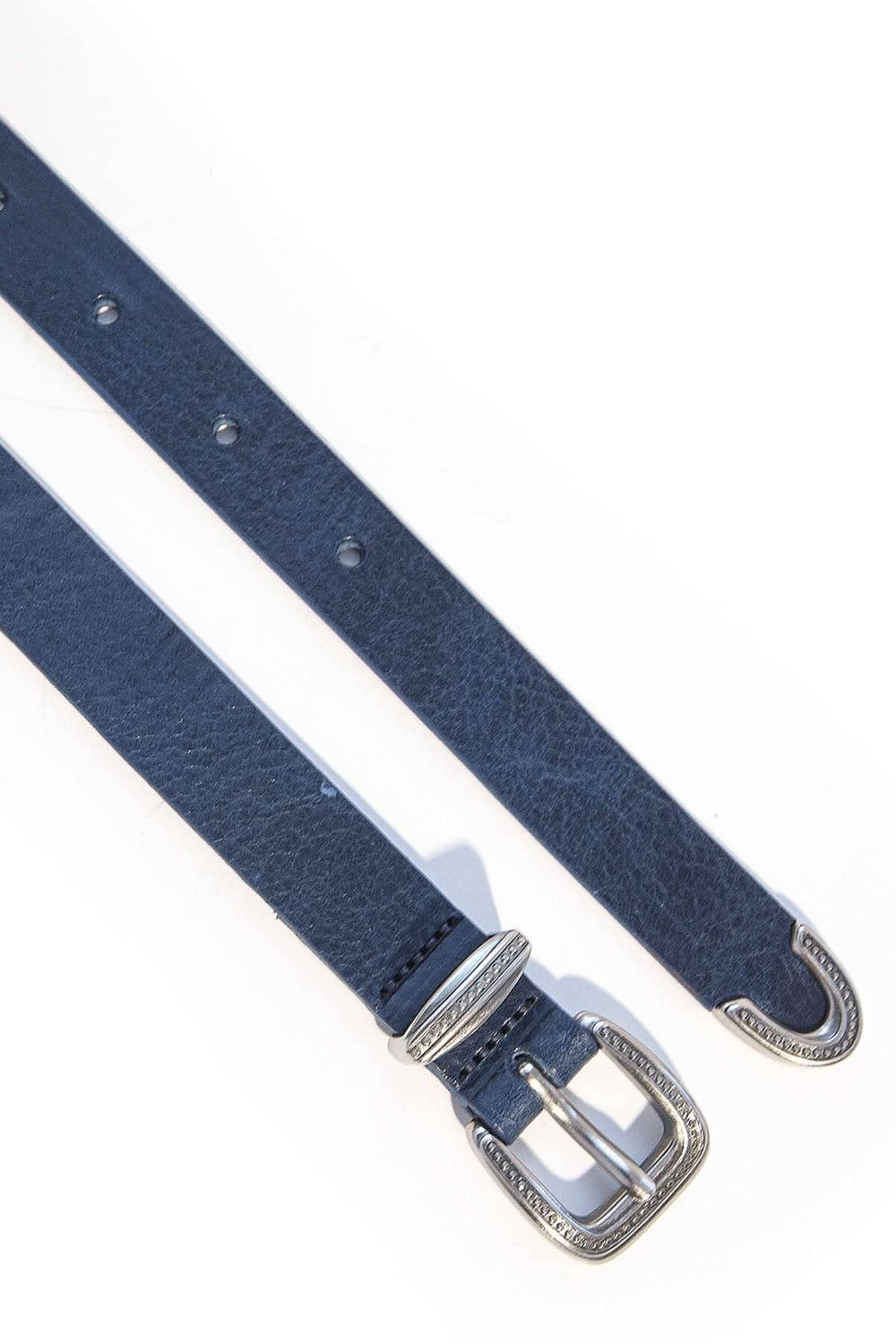 Ceinture mince en cuir bleu avec boucle en métal, idéale pour définir la taille sur une robe.
