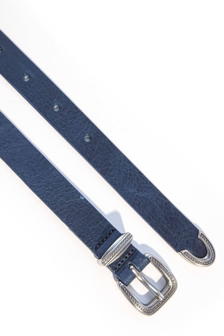 Ceinture mince en cuir bleu avec boucle en métal, idéale pour définir la taille sur une robe.