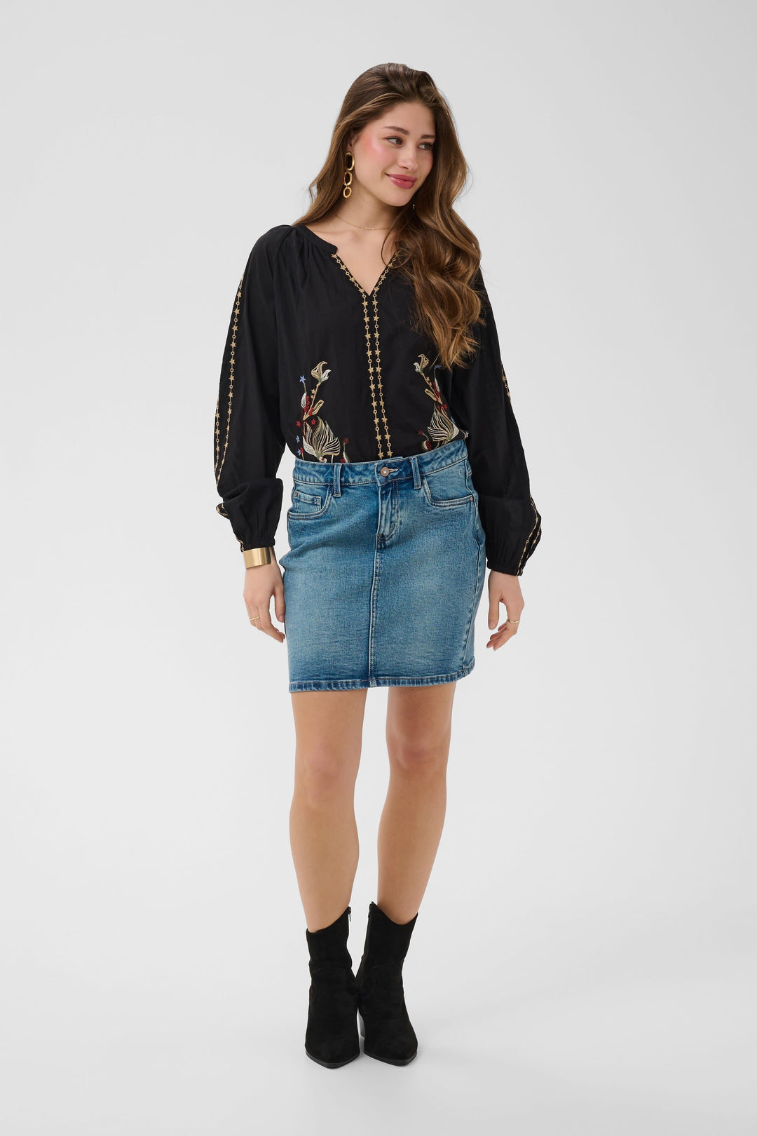 Front view of a short blue denim skirt Cream with a visible belt - Valérie Simon