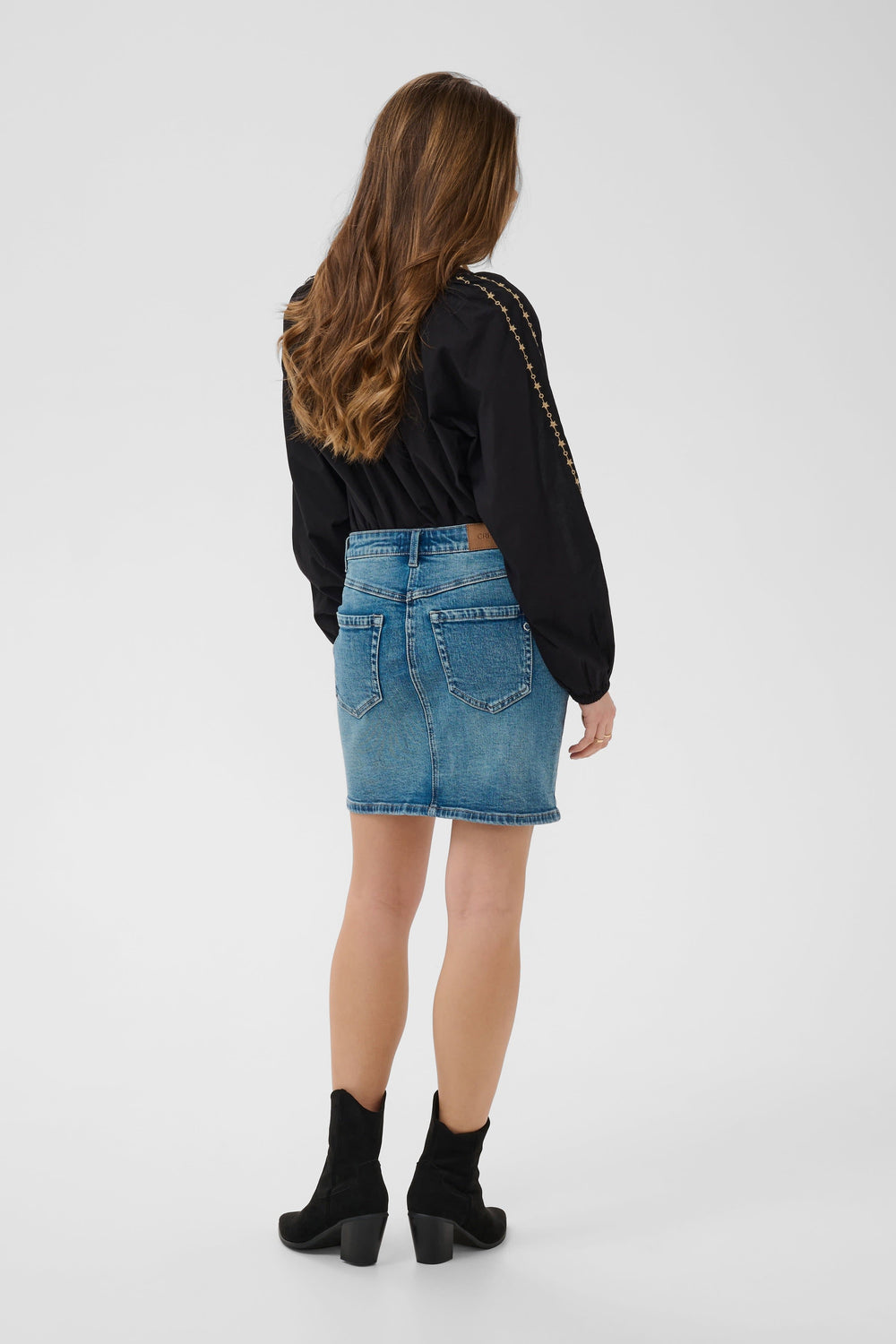 Front view of a short blue denim skirt Cream for women with a Valérie Simon belt