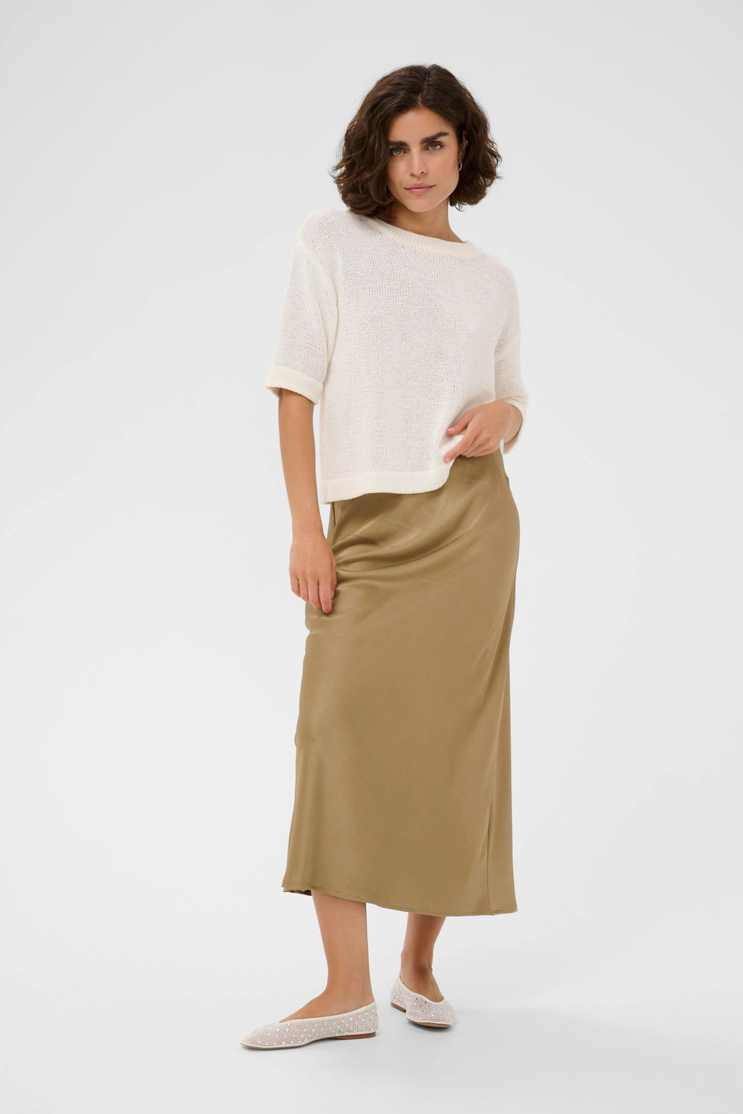 Vue de côté jupe longue fluide texturée Kaffe beige avec détails plissés - Valérie Simon