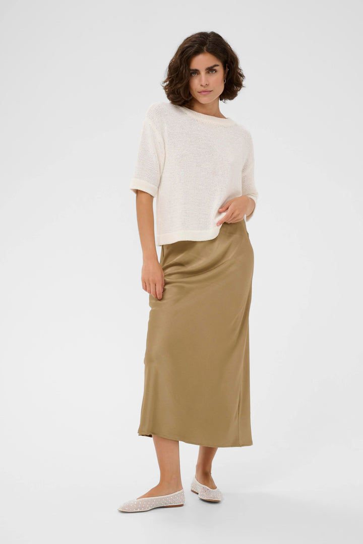 Vue de côté jupe longue fluide texturée Kaffe beige avec détails plissés - Valérie Simon