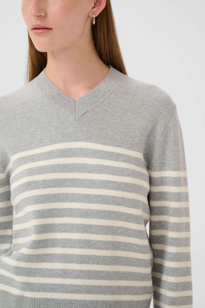 Chandail Wallis rayé gris à encolure en V, coupe droite et maille fine, chic et décontracté.