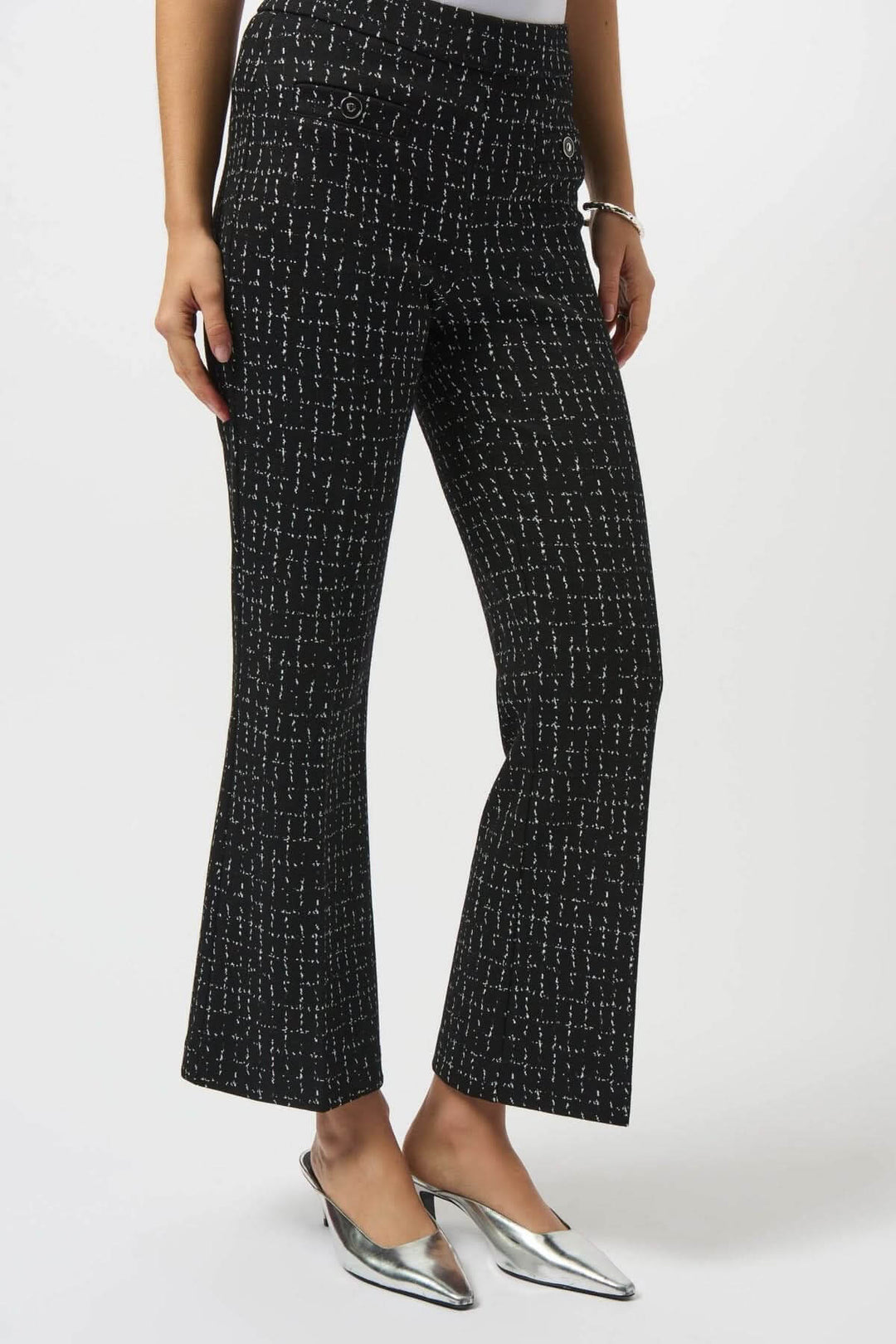 Pantalon évasé noir avec motif quadrillé blanc, parfait pour un look chic et moderne au bureau ou en soirée.
