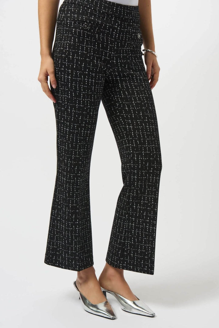 Pantalon évasé noir avec motif quadrillé blanc, parfait pour un look chic et moderne au bureau ou en soirée.