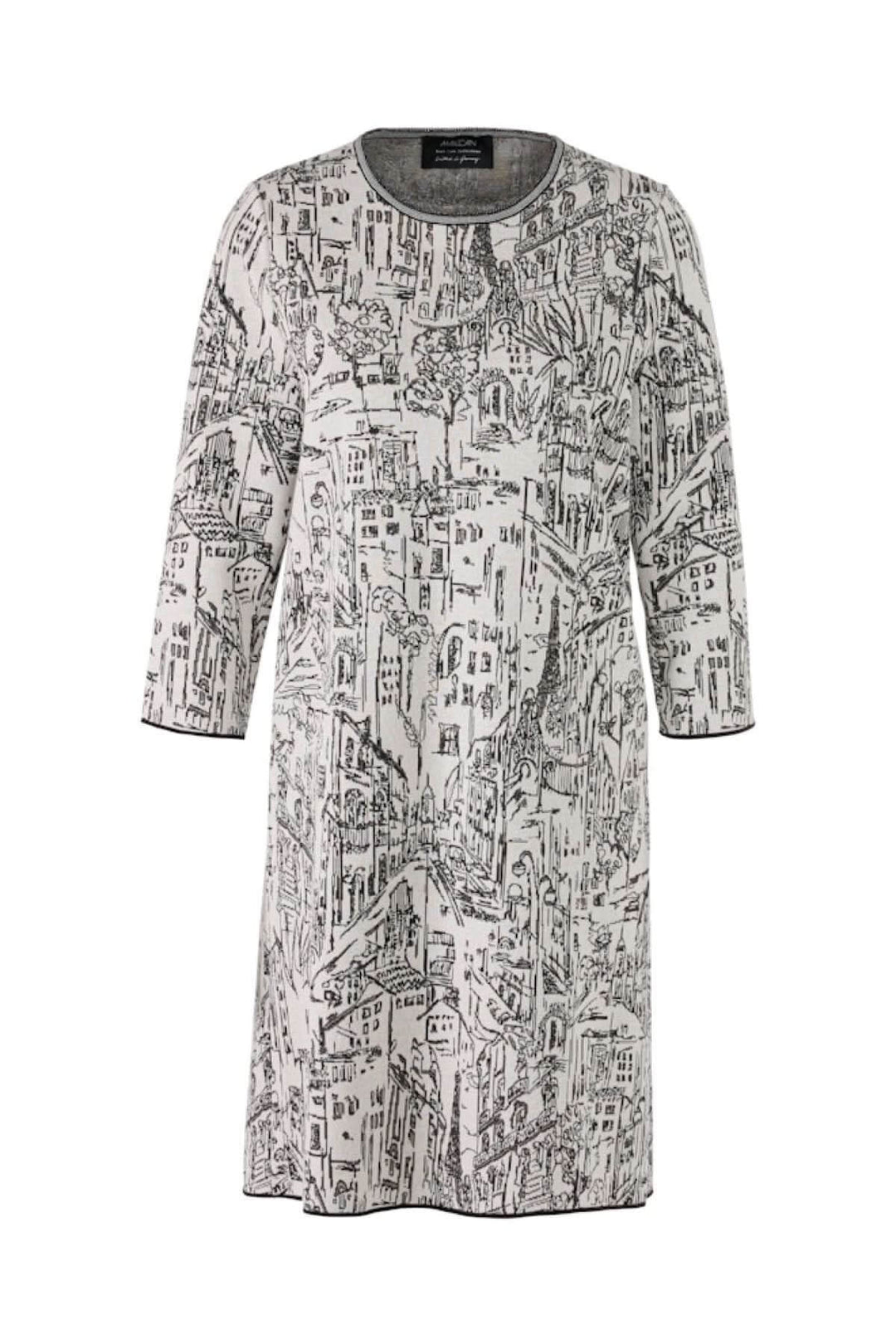 Robe à motif urbain avec manches 3/4, encolure ronde et imprimé graphique noir et blanc style esquisse architecturale, coupe fluide.