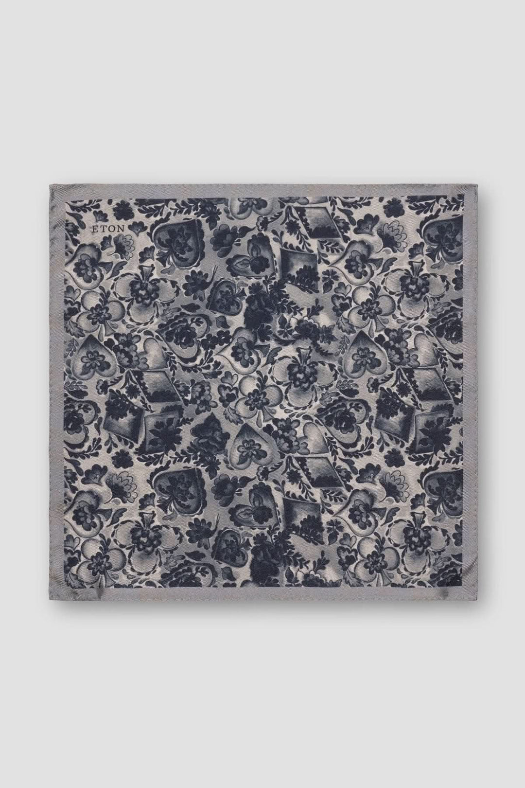 Foulard de poche à motif floral en soie avec motif floral raffiné et finition roulottée, apportant une touche d'élégance subtile.