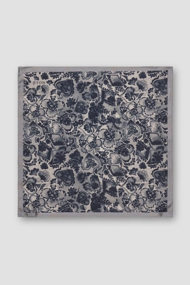 Foulard de poche à motif floral en soie avec motif floral raffiné et finition roulottée, apportant une touche d'élégance subtile.