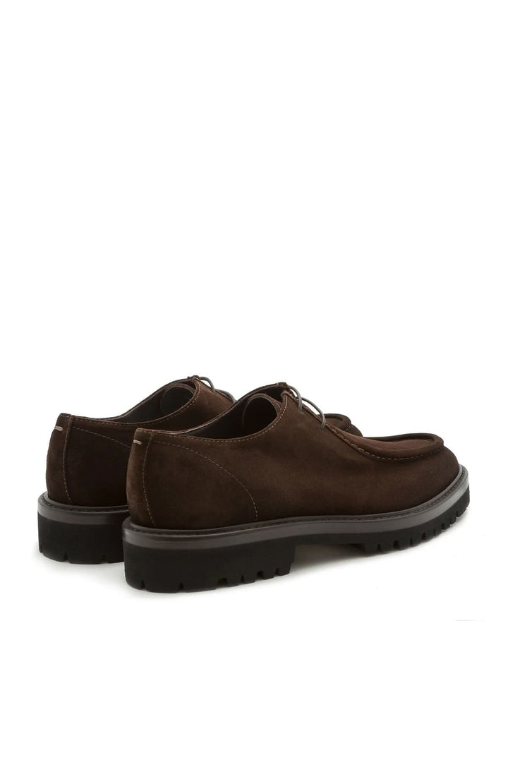 Soulier homme cuir veau suédé semelle caoutchouc, élégance artisanale italienne, chaussure marron foncé avec semelle caoutchouc durable.