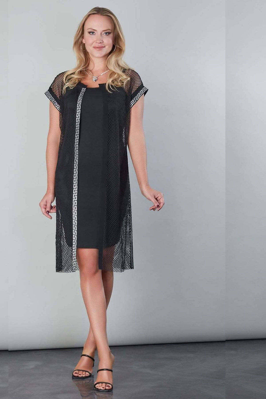 Veste longue en maille filet noire avec détails argentés, coupe ample et décontractée, idéale pour style chic.