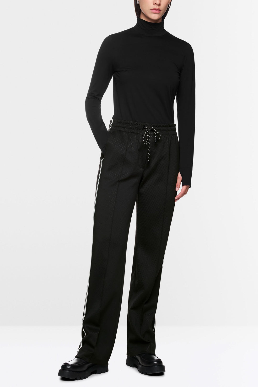 Pantalon Washington noir à coupe droite, taille élastique avec cordon, bandes contrastées, style décontracté.