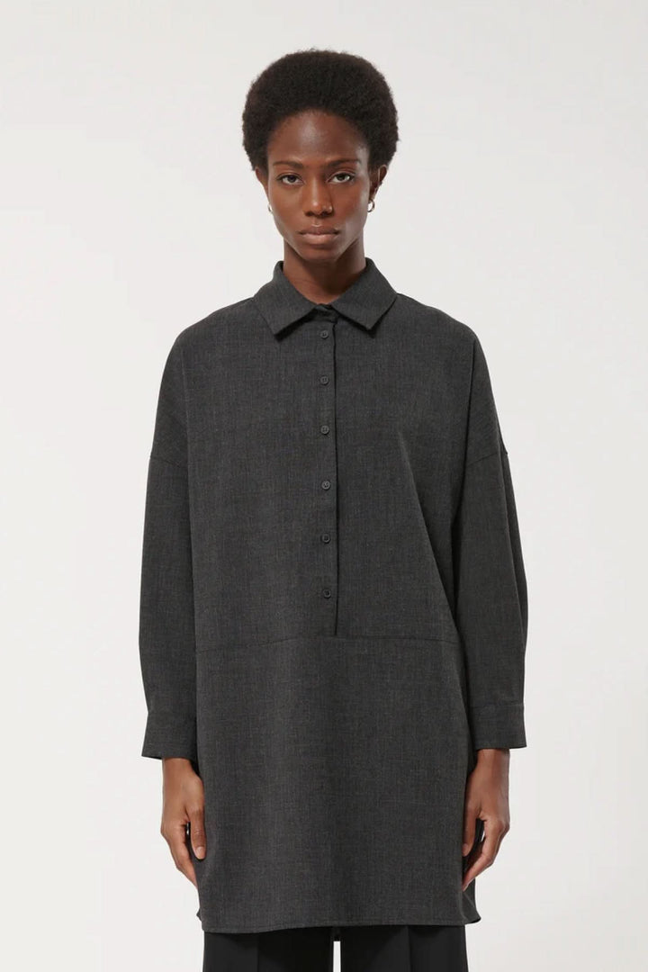 Robe à manches longues, coupe ample avec col classique. Élégante et polyvalente, facile à superposer pour une touche moderne.