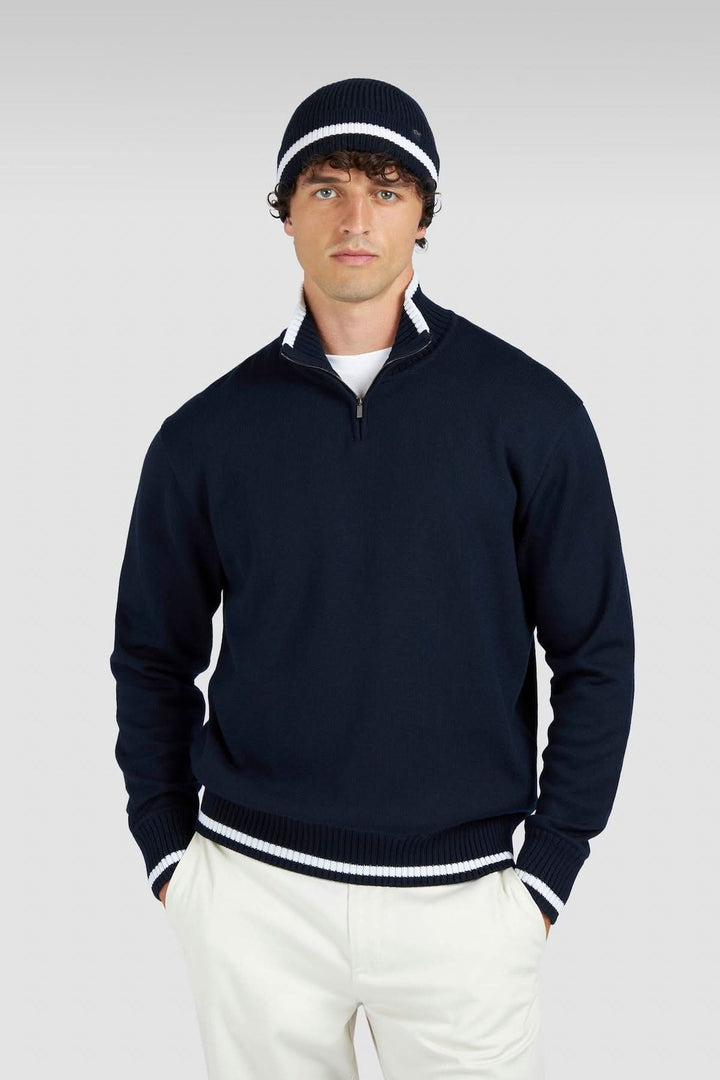 Homme portant un chandail à demi-fermeture éclair bleu marine et un bonnet assorti, style décontracté.