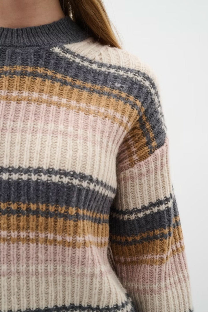 Chandail rayé en maille côtelée avec motifs multicolores et col rond. Confortable et moderne, idéal pour un style décontracté.
