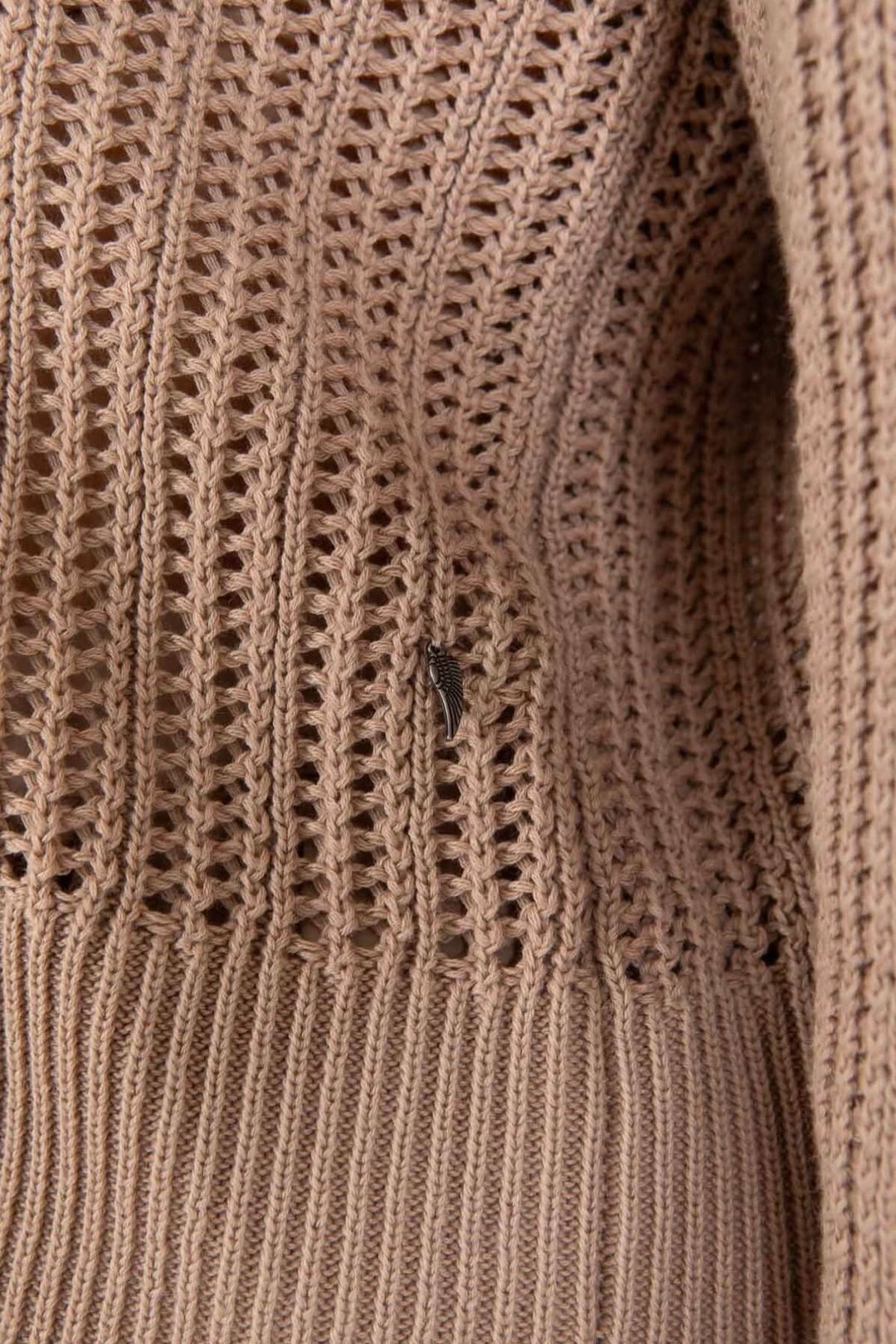 Chandail en maille ouverte beige avec détails texturés et col côtelé.