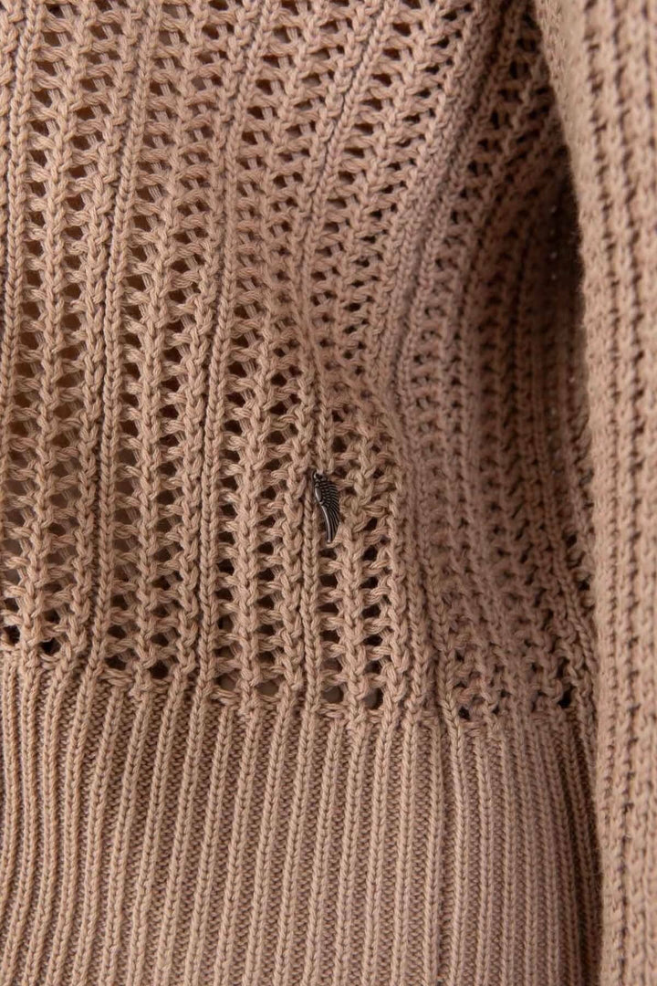 Chandail en maille ouverte beige avec détails texturés et col côtelé.